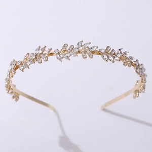 Dettaglio di un diadema dorato da sposa con strass marquise e motivo a foglie