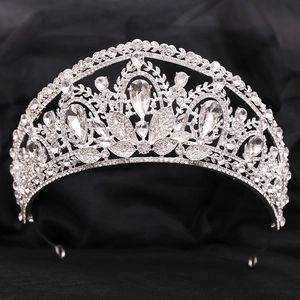Diadème de mariée élégant avec strass en cristal étincelants et motifs floraux en argent