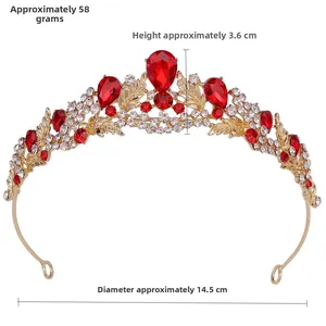 Détail de la couronne dorée avec strass rouges en forme de poire et motifs de feuilles