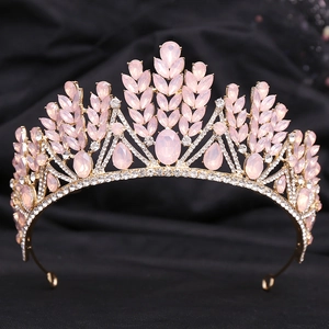 Détails des pierres d'opale rose et des cristaux sur une couronne baroque dorée