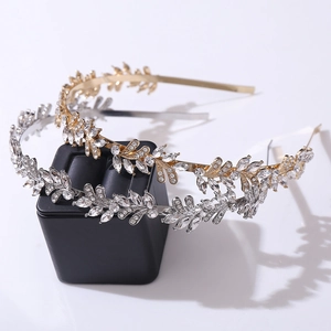 Eleganti cerchietti con foglie di strass in oro e argento su supporto per gioielli