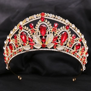 Détail de la couronne de mariée dorée avec pierres rouges et ornements en cristal