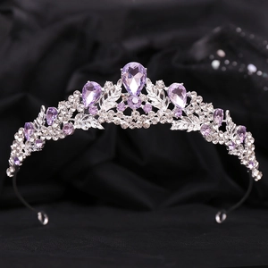 Détail de diadème de mariée avec cristaux violets en gouttes et feuilles argentées