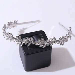 Elegante cerchietto da sposa in argento con foglie di strass su supporto per gioielli