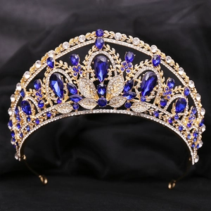 Détail de couronne de mariée avec cristaux bleu foncé et motifs de feuilles dorées