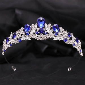 Détail de couronne de mariée en argent avec cristaux en forme de poire bleu foncé et strass