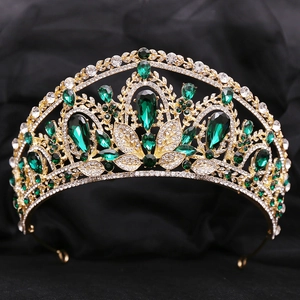 Détail de couronne de mariée dorée avec cristaux verts et motifs de feuilles élégants