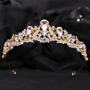Détail de la couronne de mariée avec feuilles en alliage doré et cristal central goutte