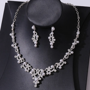 Elegantes Brautschmuck-Set mit Perlen- und Strass-Halskette sowie passenden Ohrringen