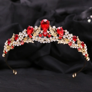 Élégante tiare de mariée dorée avec strass rouges sur un fond de soie noire de qualité