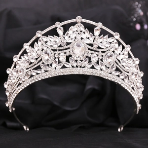 Diadème de mariée de luxe avec strass en cristal étincelants et motifs floraux argentés