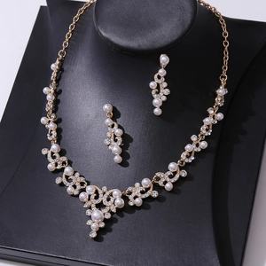 Detail des Brautschmuck-Sets mit Perlen und Strass auf goldener Halskette