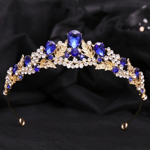 Vue détaillée de la couronne en alliage doré avec pierres bleues et strass étincelants
