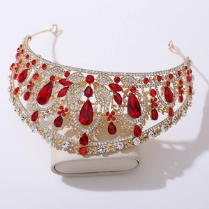Détail d'une couronne de mariée dorée ornée d'élégantes gemmes rouges et de cristaux