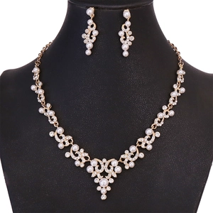 Elegantes Brautschmuck-Set in Gold mit Perlen- und Strass-Halskette sowie Tropfenohrringen