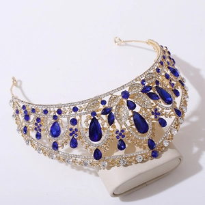 Détails macro de la couronne de mariée avec cristaux bleus en poire et texture de feuilles