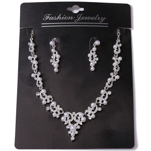 Elegantes Brautschmuck-Set mit Perlen-Halskette und passenden Ohrringen für Hochzeiten