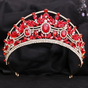 Vue détaillée de la couronne de mariée dorée de luxe avec strass rouges et cristaux