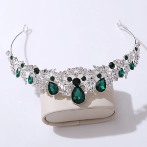 Vue détaillée de la couronne de mariée avec feuilles en strass et gemmes émeraudes
