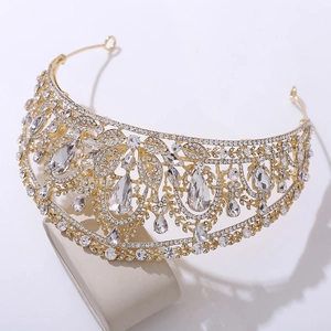 Tiara de mariée dorée élégante avec cristaux scintillants et détails floraux baroques