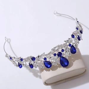 Détail du diadème de mariée avec cristaux bleu goutte d'eau et strass feuille argent