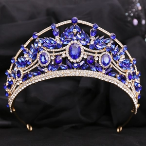 Vue détaillée d'une couronne de mariée dorée avec cristaux bleu roi et strass blancs