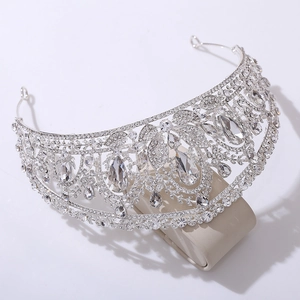 Détails de la couronne de mariée argentée avec cristaux et pierres en forme de goutte