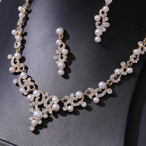 Nahaufnahme von Brautschmuck-Set mit Perlen und Strass auf schwarzem Display-Ständer