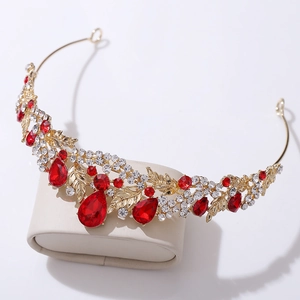 Détails de la couronne de mariée dorée avec des strass rouges taillés en poire