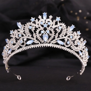 Détails de la couronne de mariée avec pierres bleues en goutte et strass brillants