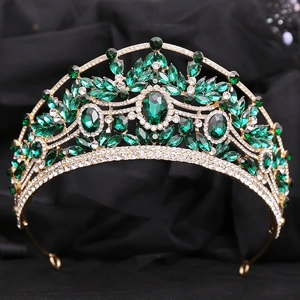Détail d'une couronne de mariée luxueuse avec émeraudes vertes et strass blancs
