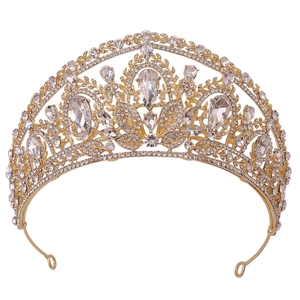 Détail macro d'une couronne de mariée dorée avec cristaux poire et marquise