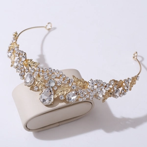 Détails de la couronne de mariée avec motifs de feuilles et pendentifs en cristal