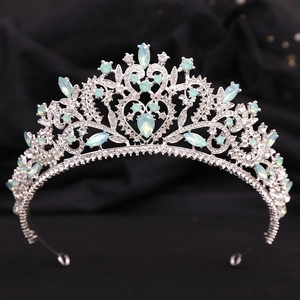 Gros plan du diadème de mariée argenté avec pierres bleu clair et cristaux blancs