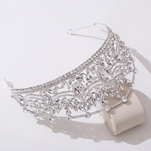Détail d'une couronne de mariée luxueuse avec strass brillants et motifs floraux