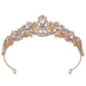 Détail du diadème de mariée en alliage doré avec motifs de feuilles et strass goutte