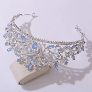 Détail d'une couronne de mariée argentée avec pierres bleues et strass étincelants