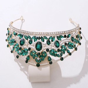 Détail de la couronne de mariée luxueuse avec gemmes vert émeraude et dorures complexes