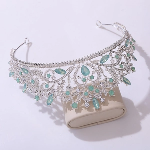 Détail de couronne mariée argentée avec pierres marquises vert clair et strass blancs