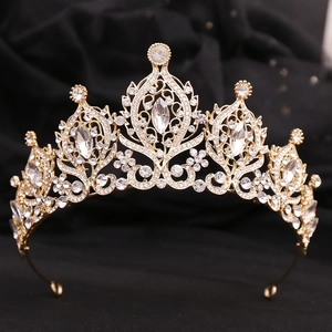 Détail de la couronne de mariée dorée sertie de cristaux brillants sur fond noir