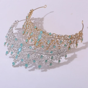 Vue détaillée de couronnes baroques dorées et argentées avec pierres bleues et strass brillants