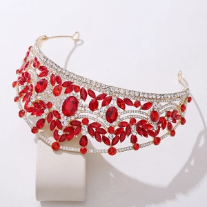 Vue détaillée d'une couronne de mariée de luxe avec cristaux rouges et monture dorée