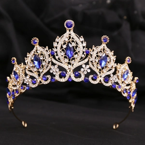 Détails d'une couronne de mariée dorée vintage avec cristaux bleus et strass blancs