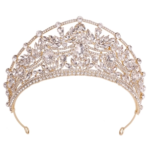 Détail du diadème de mariée doré montrant les cristaux marquise et le sertissage de luxe