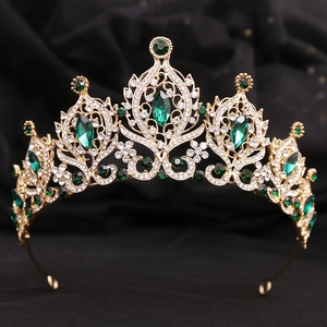 Vue détaillée de la couronne de mariée avec pierres marquises vertes et plaqué or