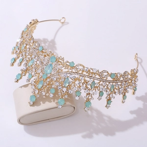 Vue détaillée d'une couronne de mariée baroque dorée avec strass bleus et cristaux