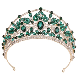Couronne de mariée de luxe avec gemmes vert émeraude et strass brillants sur monture dorée