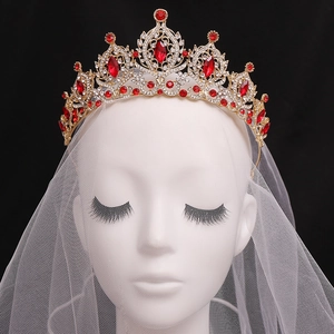 Couronne de mariée élégante en or avec cristaux rouges et strass sur voile de mariage