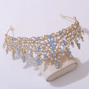 Couronne de mariée baroque dorée avec cristaux bleu clair et motif floral élégant