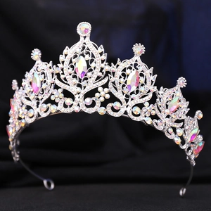 Détail macro de la couronne de mariée en alliage floral argenté et strass AB cristals